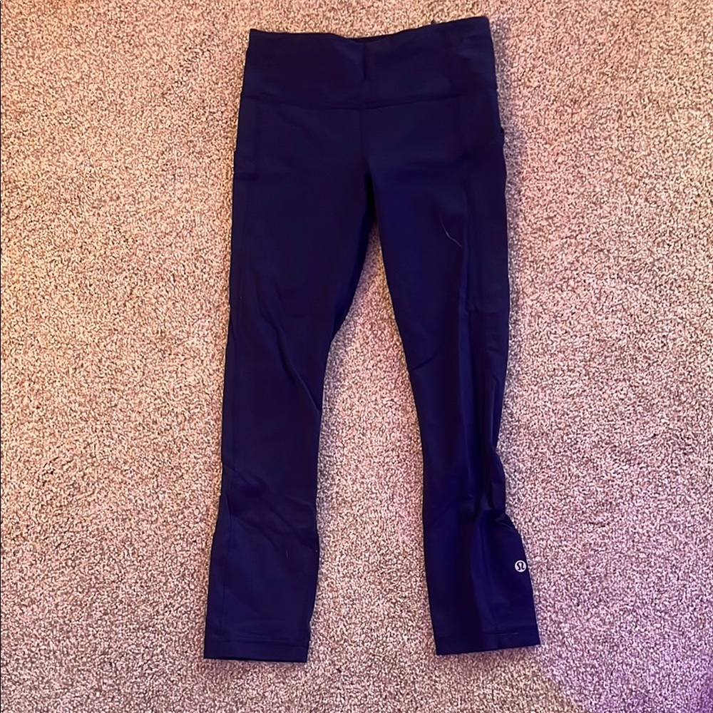 woman’s Navy lululemon leggings